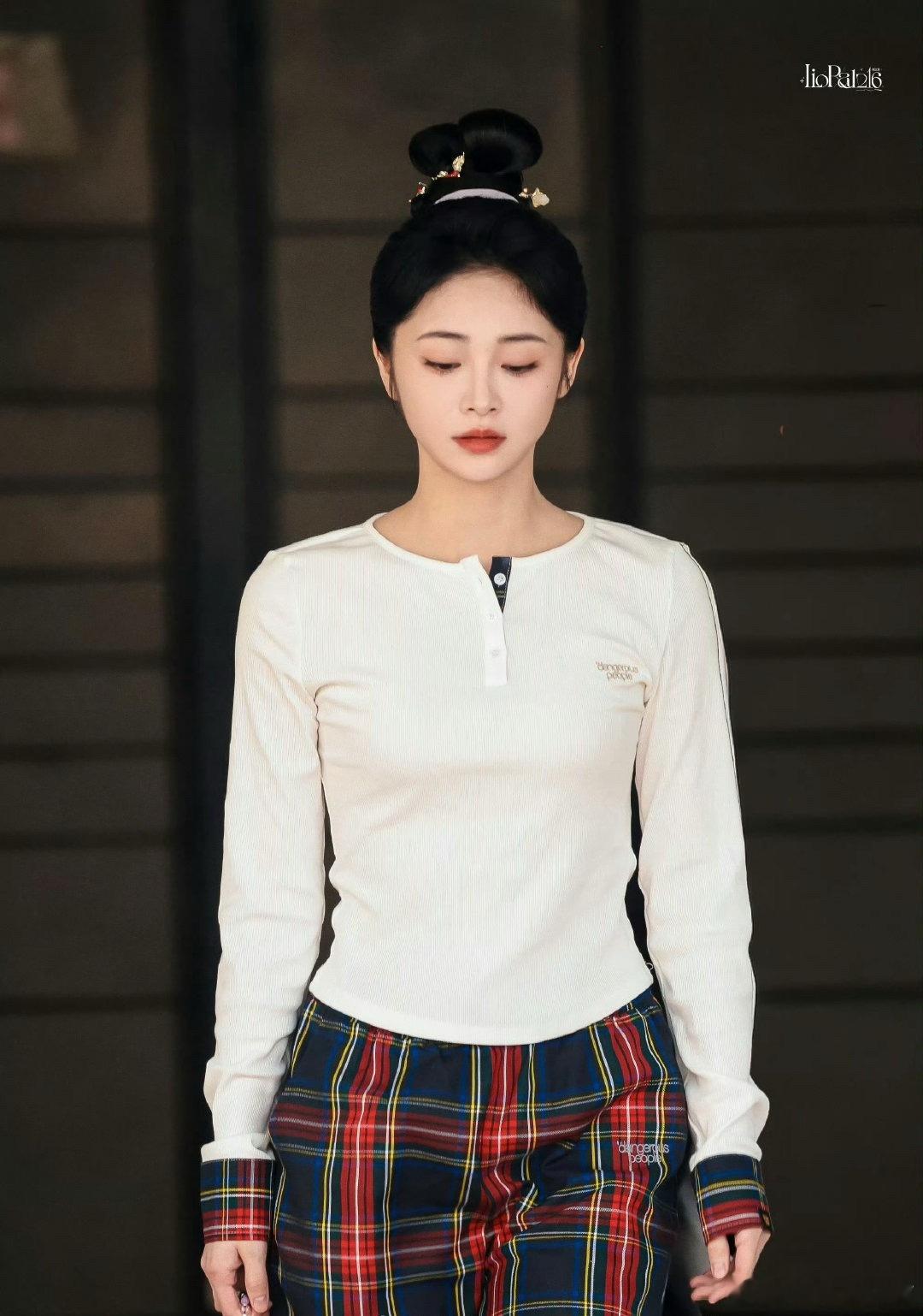 周洁琼不让江山出妆，素雅一点也很美，四番女主有点惨，但多进组多刷脸以后总有机会