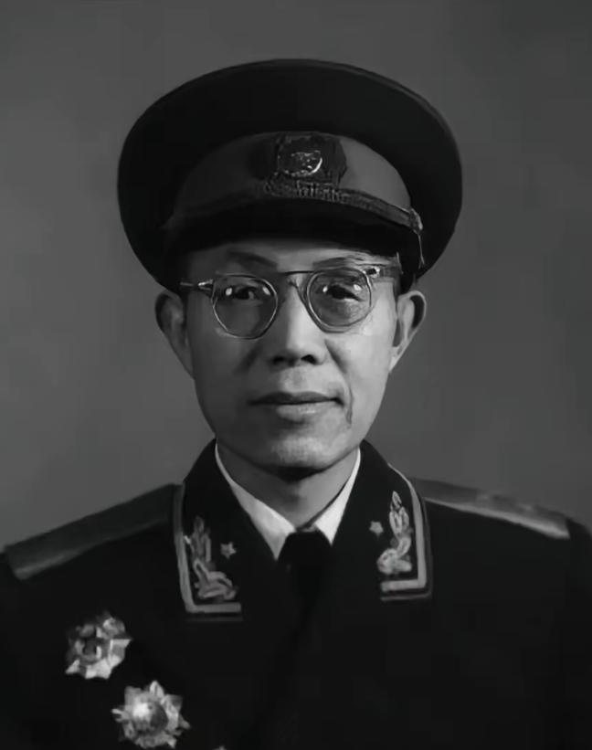 1937年，一红军干部流浪大西北，靠给地主写对联谋生。地主看完字迹后，压低声音：