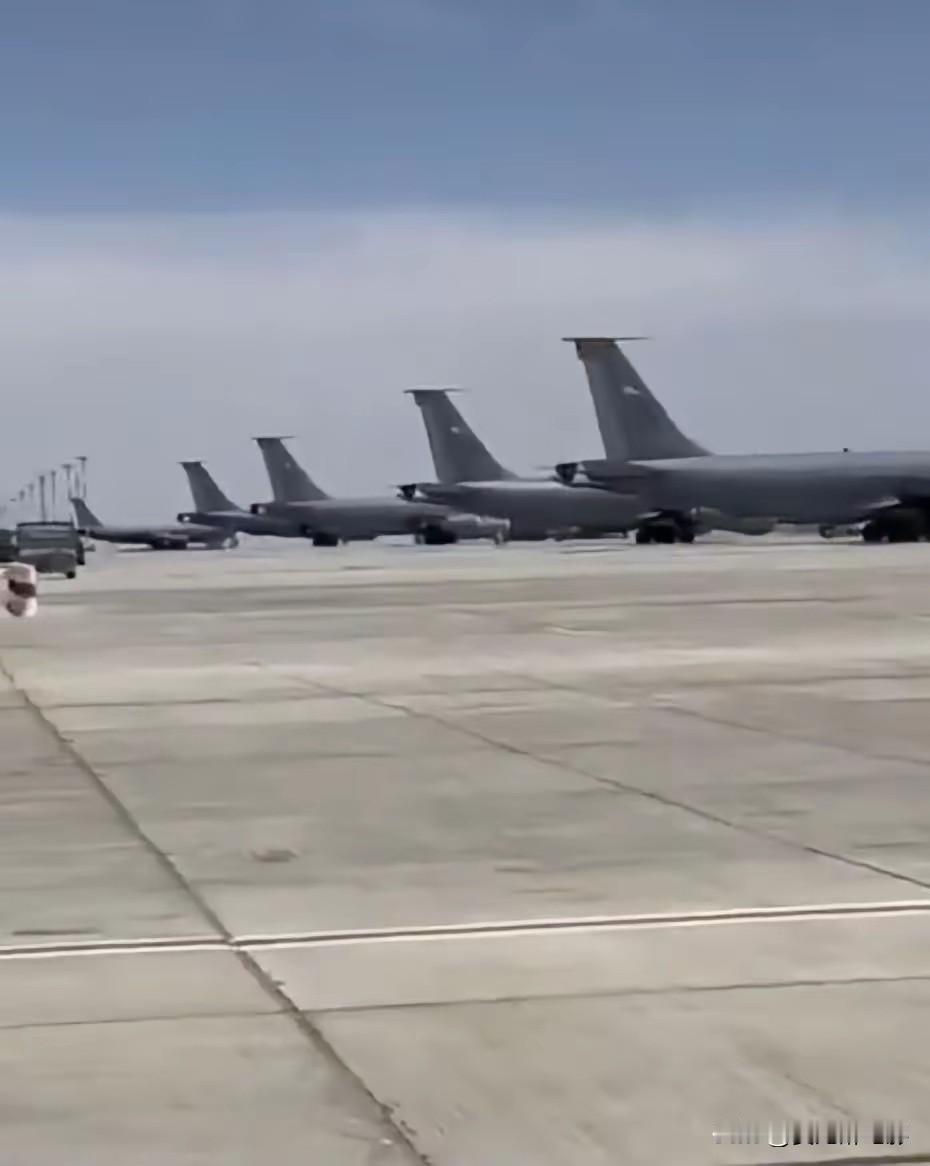 伊朗到底打不打？美军最近在阿联酋的一个空军基地，摆开了大阵仗。又是战斗机，又