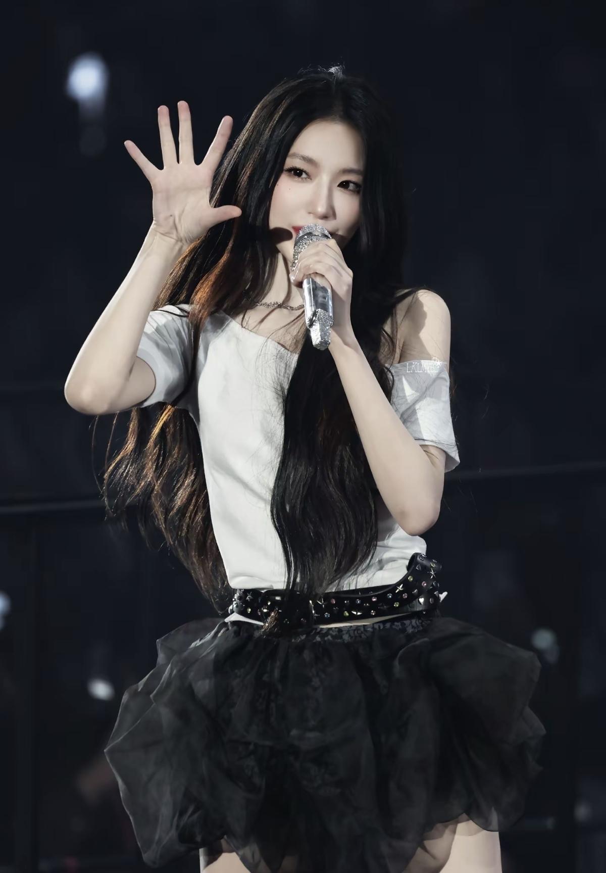 是叶舒华的舞台呀💖每一次出场都自带光芒，从发丝到裙摆都在发光，永远为舞台上的