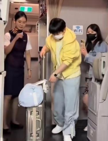 4月24日凌晨，孙颖莎顺利抵京，莎莎身穿亮眼黄色上衣，低调现身机场，走VIP通道