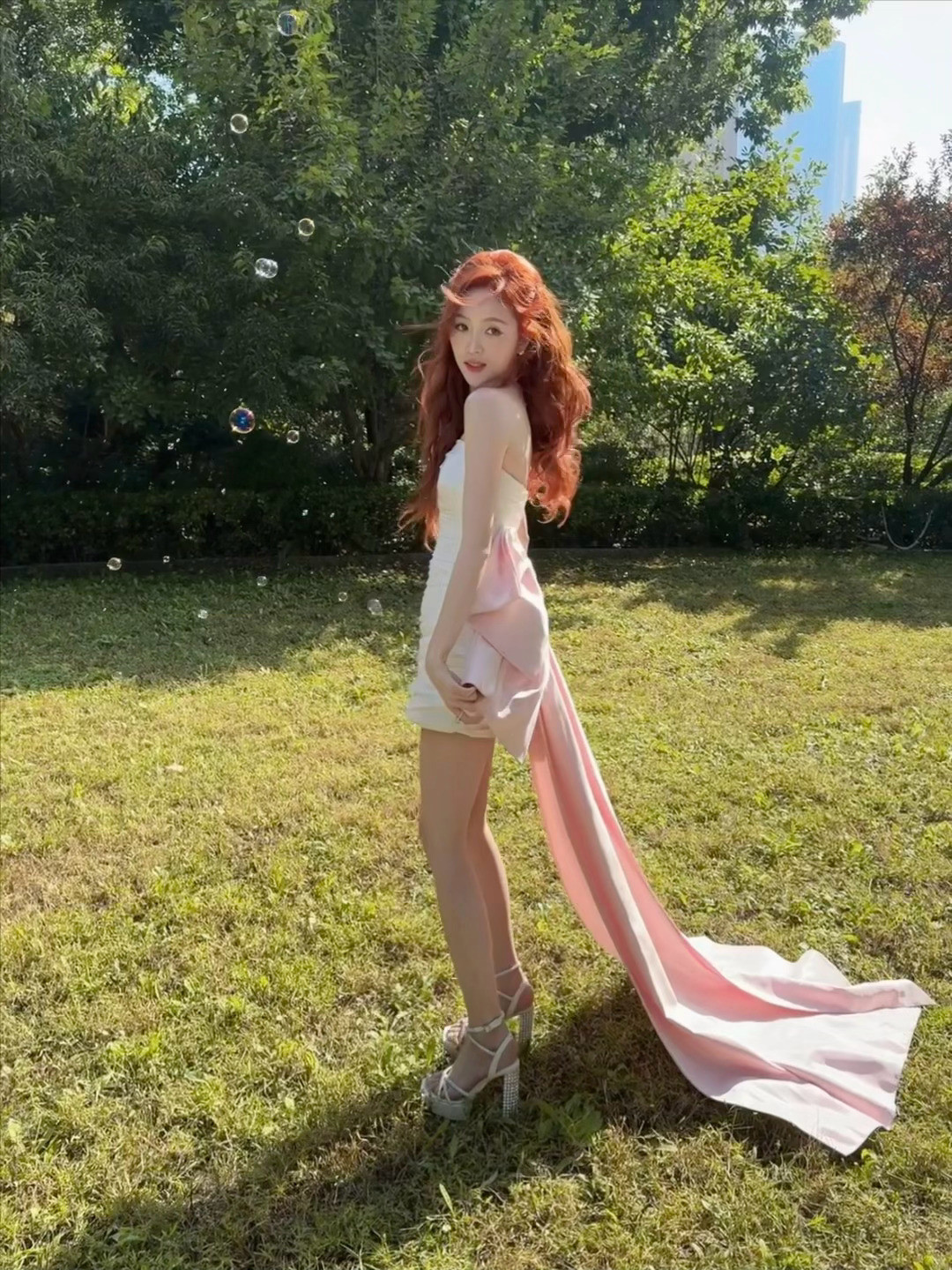 吴宣仪，白裙高跟大长腿，看不尽的甜美与温柔。吴宣仪