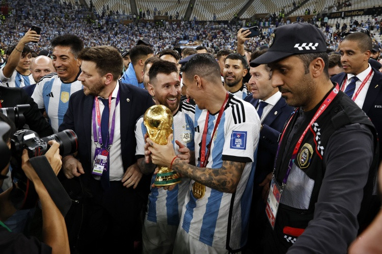 记者: 梅西斯卡洛尼将出席华盛顿的世界杯抽签, 现场交还原版奖杯