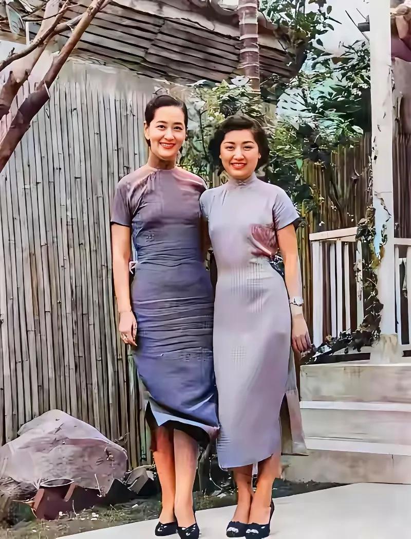 姐妹俩复古风合影可是在1947年拍照的，旗袍优雅显气质，竹林婆娑添雅致。今天来看
