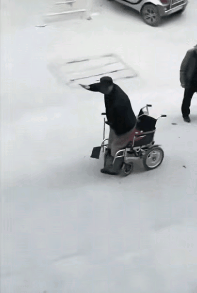 梗了之后，大爷一直很消沉，医生劝他多运动，他一坐上轮椅就不愿站起来。连转个身都懒