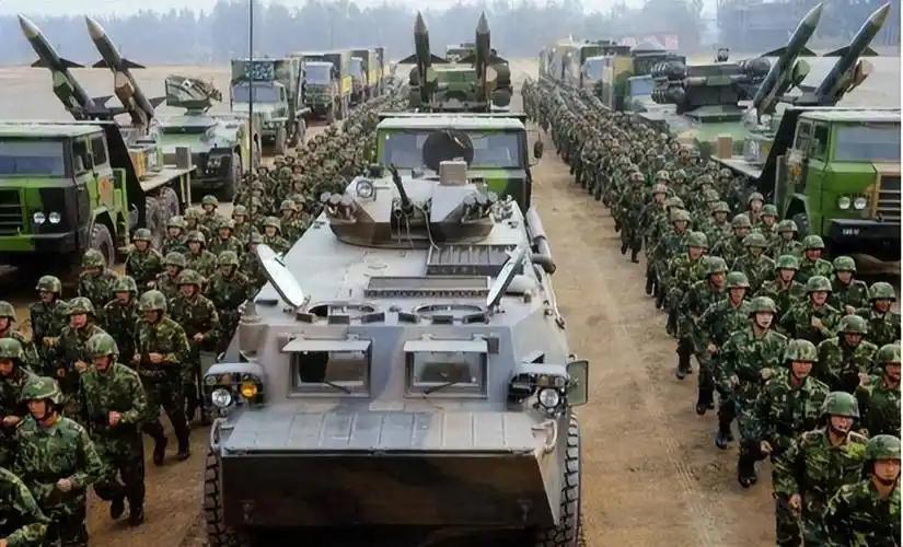 解放军三大重装快反集团军，到底谁才是地表最强陆战之王？很多军迷一提到王牌集团