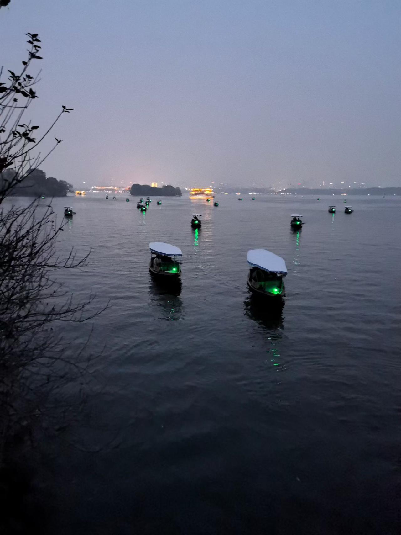 你觉得中年人的压力主要来自哪里就说经济方面，上有老下有小，孩子读书得花钱，老