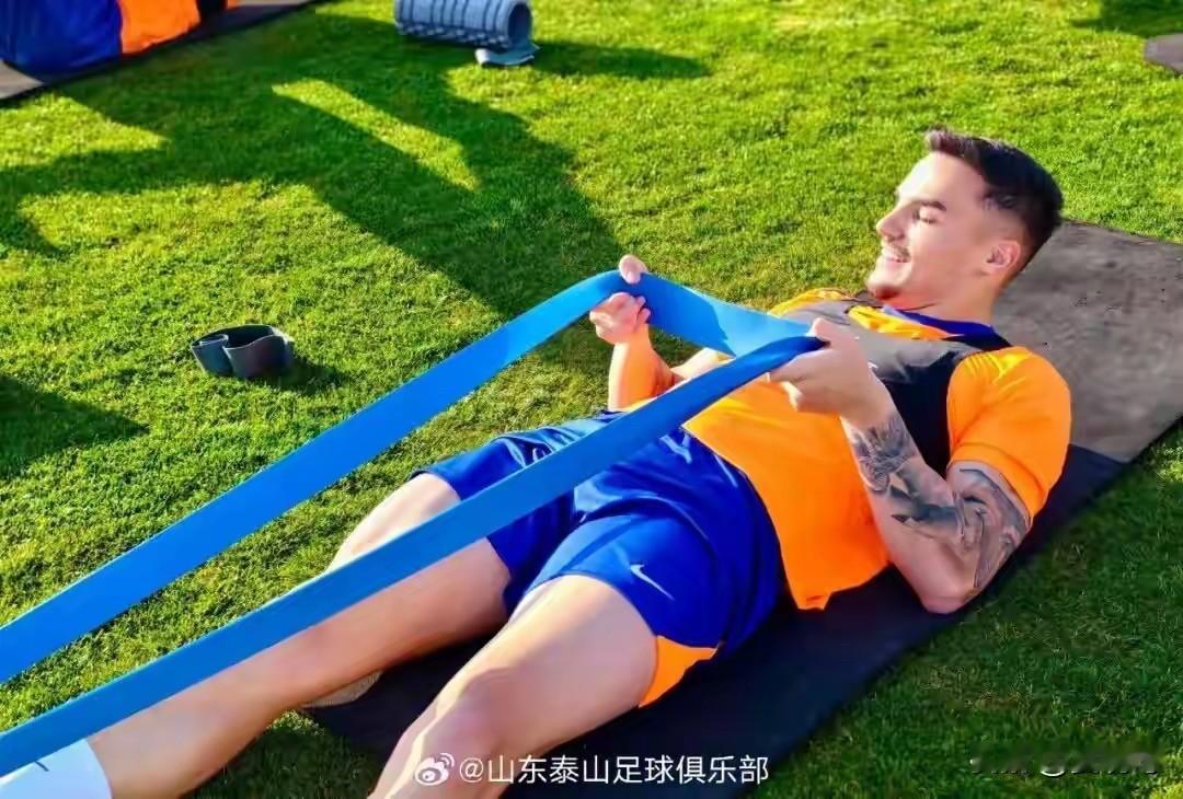 2026赛季中超马上开赛了，在上海的热身赛最后一场球，泰山队2:9不敌申花，虽然