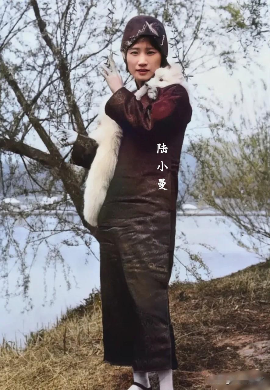 这是陆小曼年轻时在湖边的一张老照片，拍摄于上世纪30年代。这可不是演戏，也绝非电