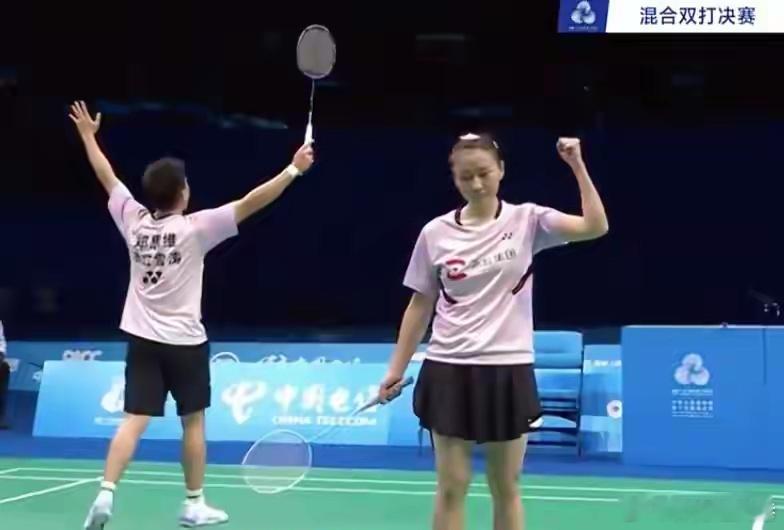 雅思组合的对手是湖南组合周志宏/魏雅欣，两局的比分是21-11和21-12，这是