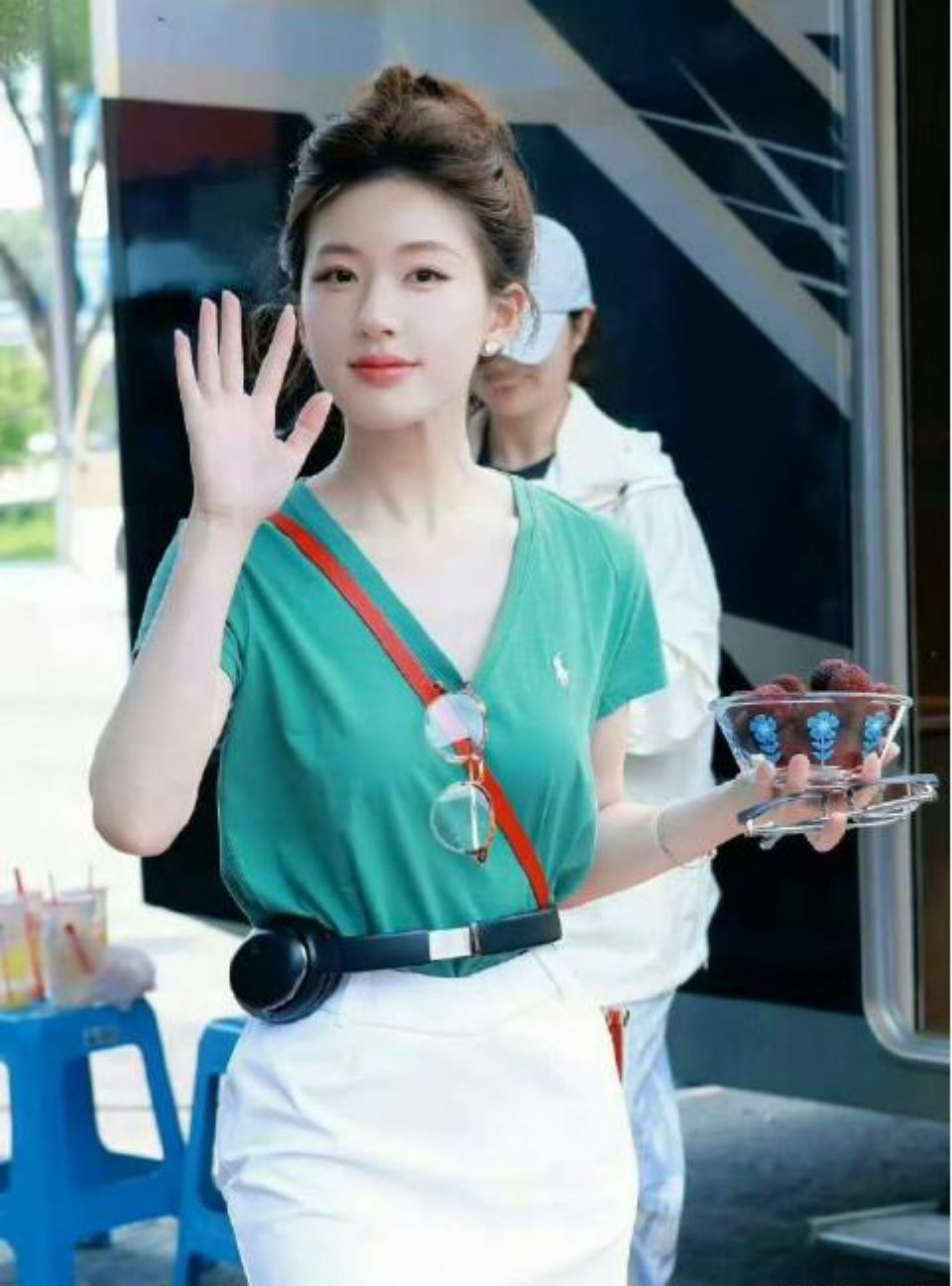 赵露思的腰……细得能把耳机当“腰带”