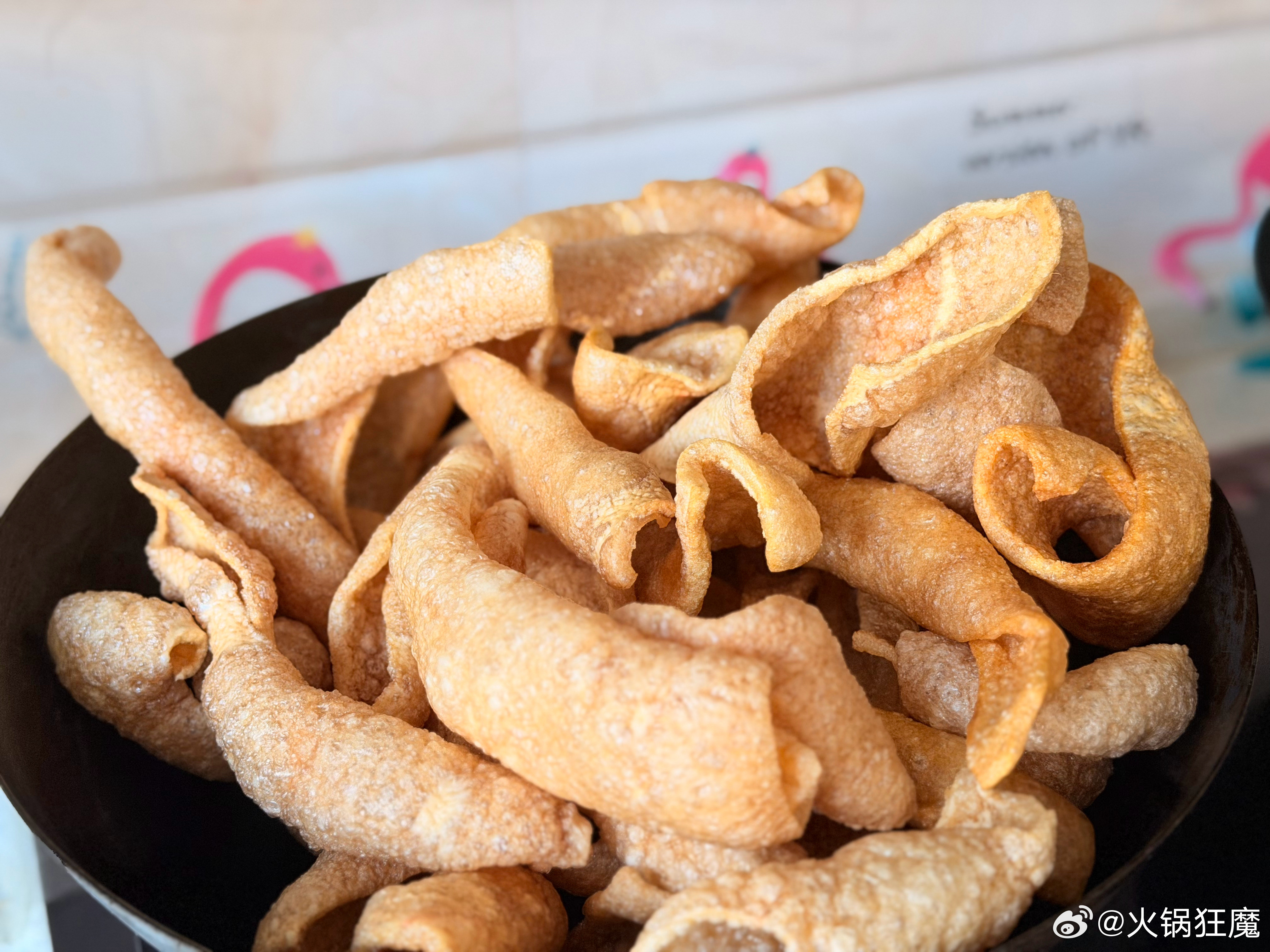 炸猪皮，好大一锅
