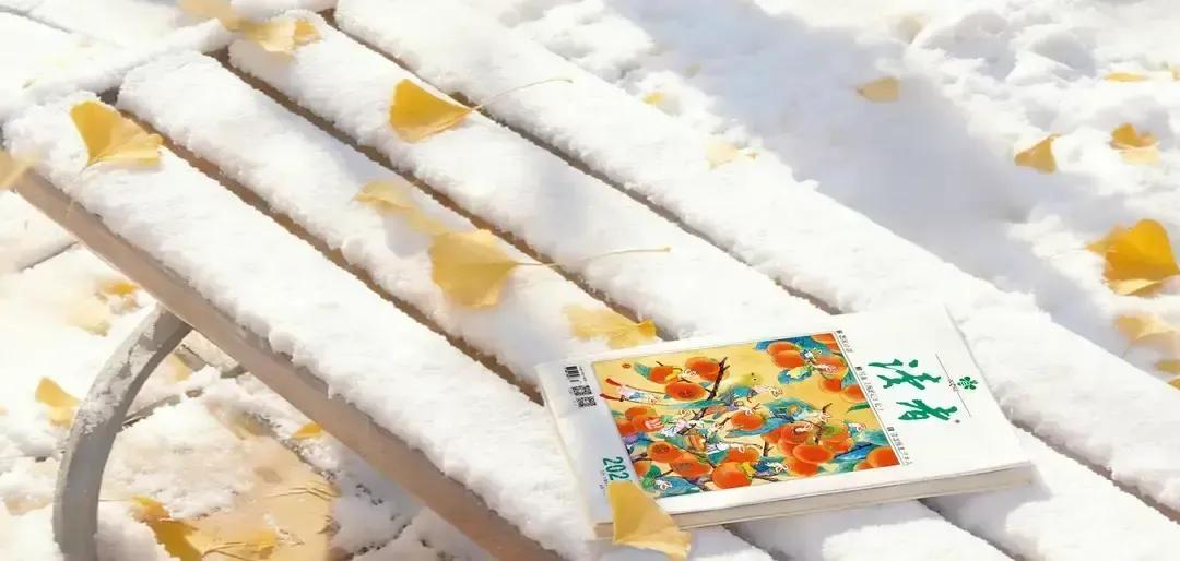 《读者》杂志上一篇小段子突然翻红。大叔进店问染发价，师傅说八十。大叔指着自己