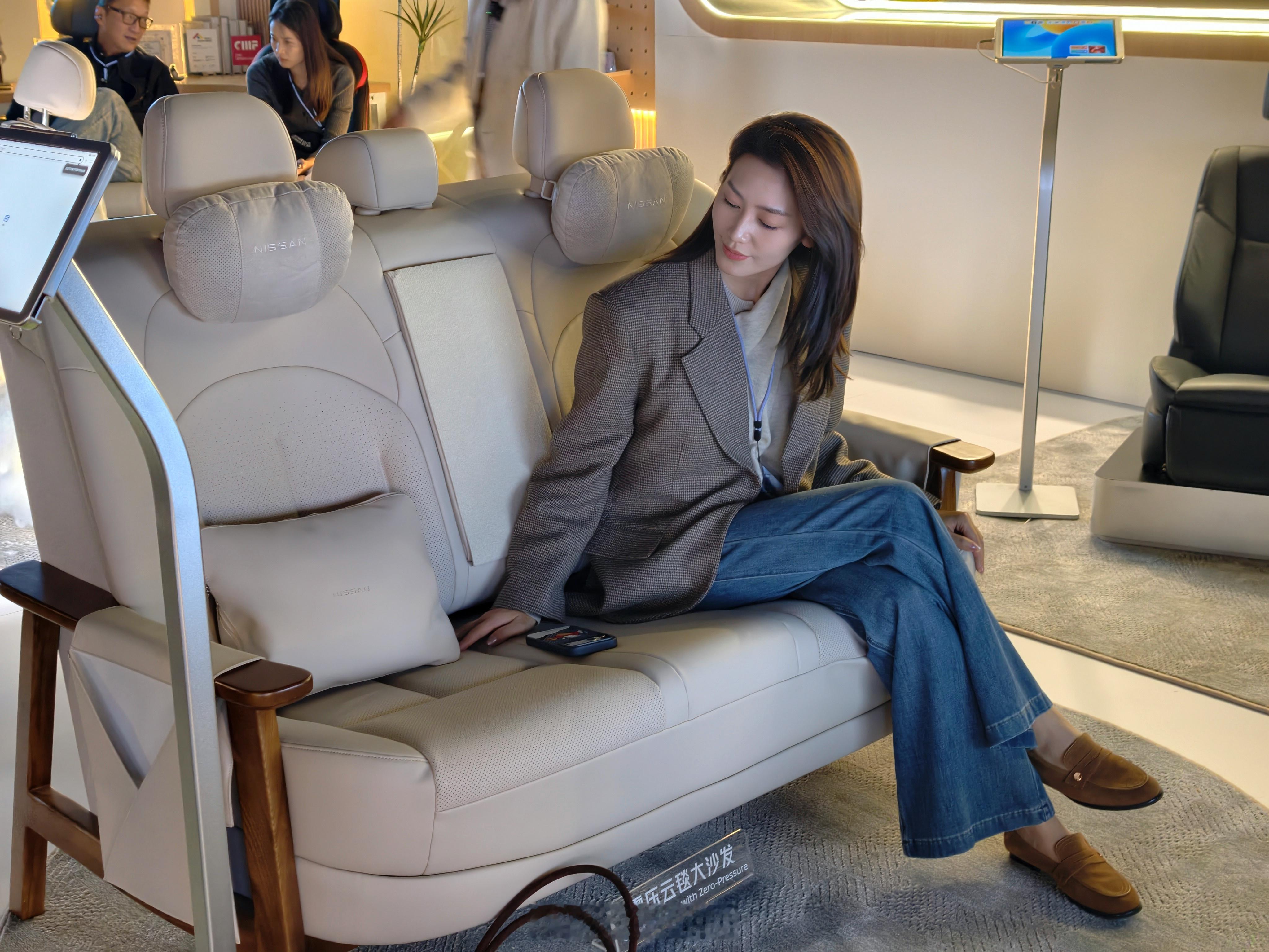 日产真的太能整活了N6发布会现场布置了一个客厅的温馨场景，坐在沙发上看个电视，但