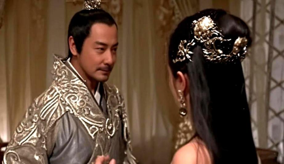 公元219年，曹丕偷偷来到伏皇后的寝宫，突然将皇后压在身下说：“别喊，别喊，日后