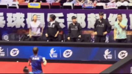 王曼昱没主动和孙颖莎握手，你们看到底发生了什么？王曼昱3:1战胜小蘑菇，和裁
