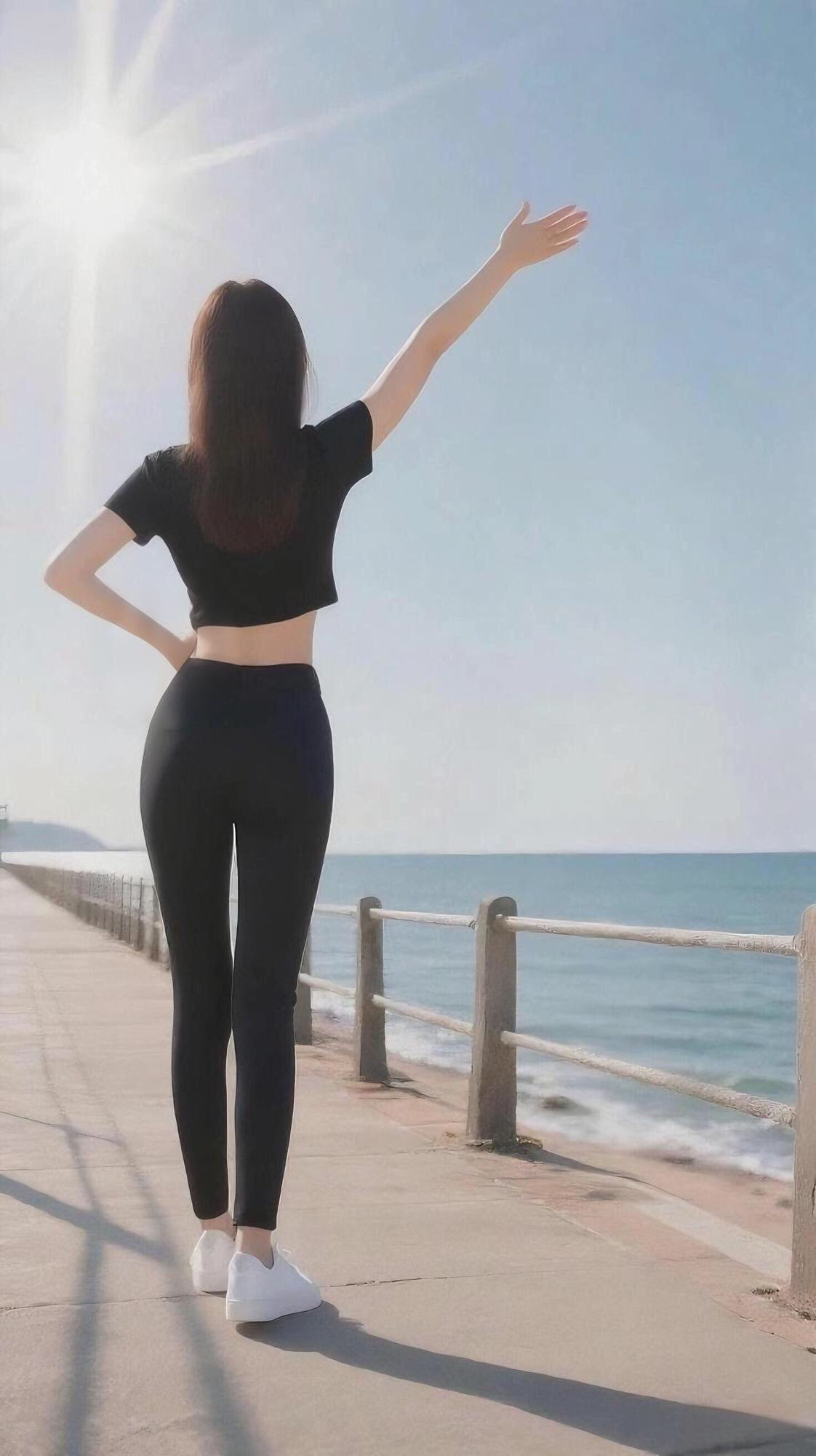 于海边的小径踱步，听浪语，沐暖阳。心无纷扰，只余这一路的悠然时光。