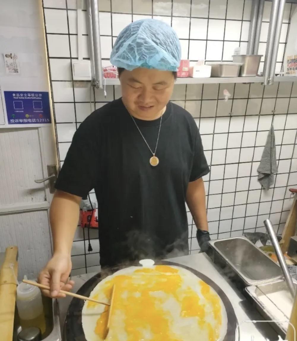 安徽合肥，一男咋在医院照顾化疗的孩子，饿得不行，点了一份外卖，要求一半辣一半不辣