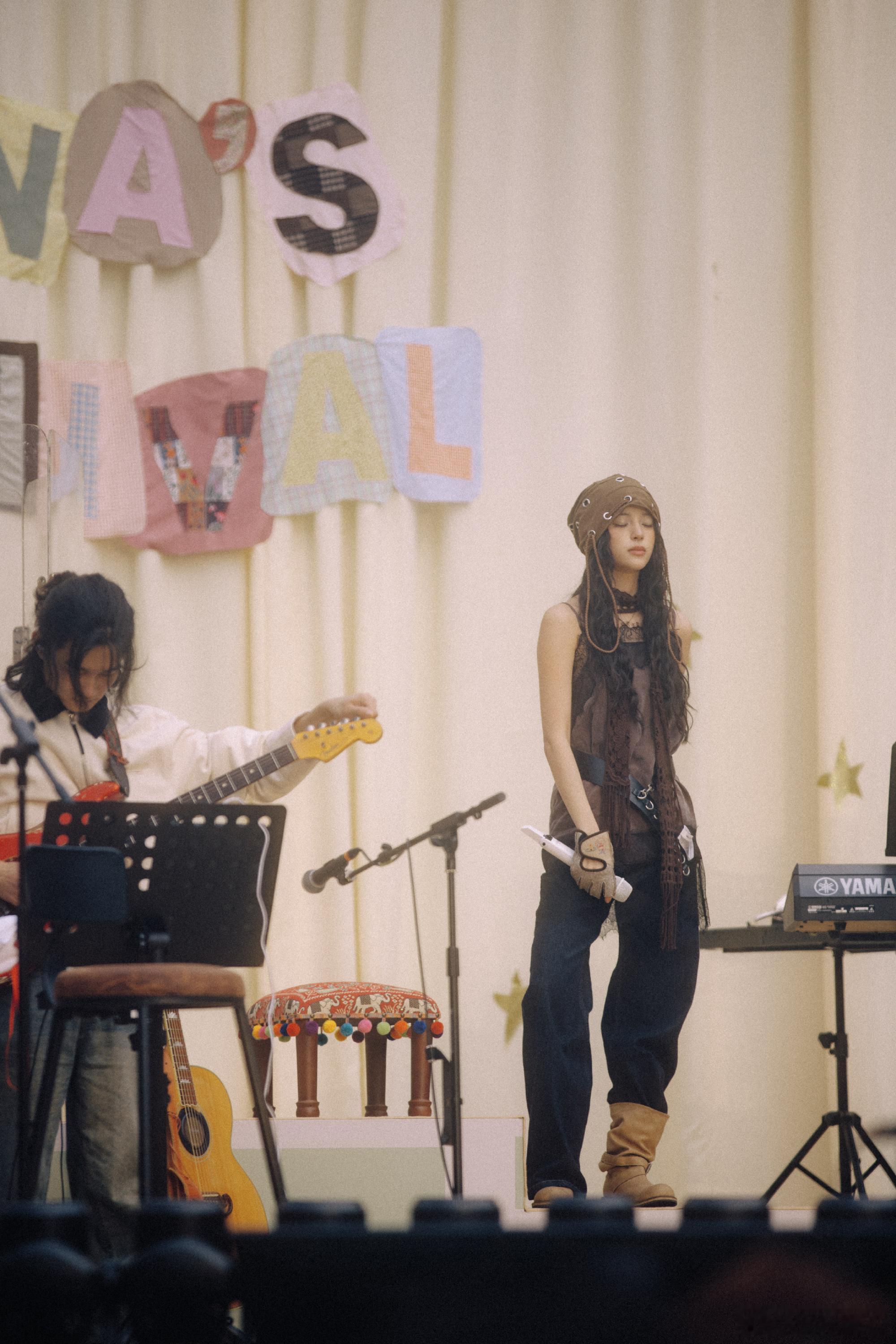 欧阳娜娜音乐会彩带是她的照片好幸福啊！羡慕在现场的粉丝，有没有彩带捡多了的，想要