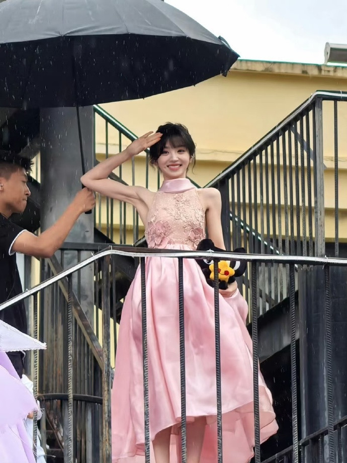 田曦薇路透生图怎么能美成这样！甜妹脸配上漂亮的肌肉线条，好萌的反差感～