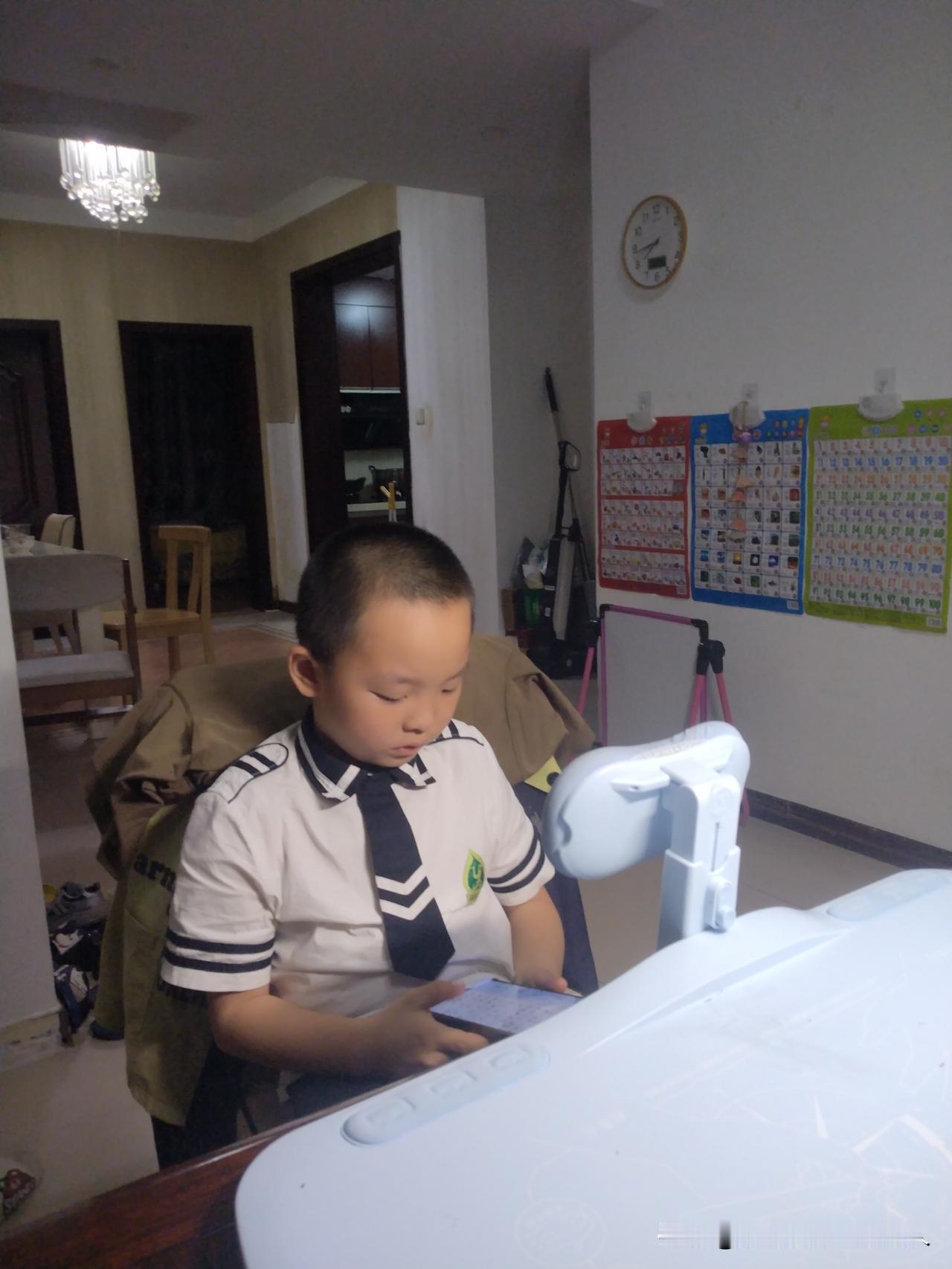 简直是忍不了啦！中午，孩子班主任发微信给我，说儿子写作业没有铅笔也没有橡皮。