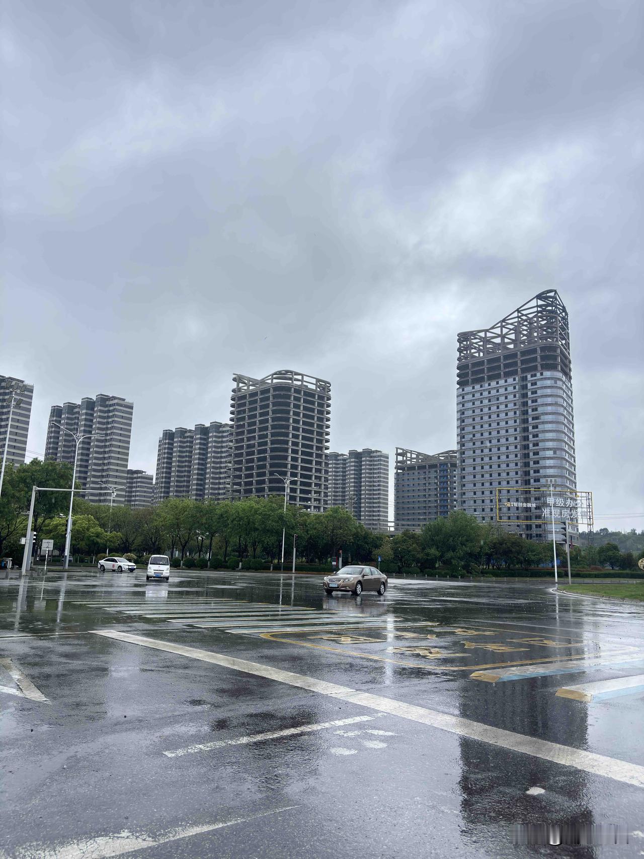 西安北边正阳大道旁的绿地智创金融城，这楼盘啥时候盖的？旁边还有商业写字楼吗？这地