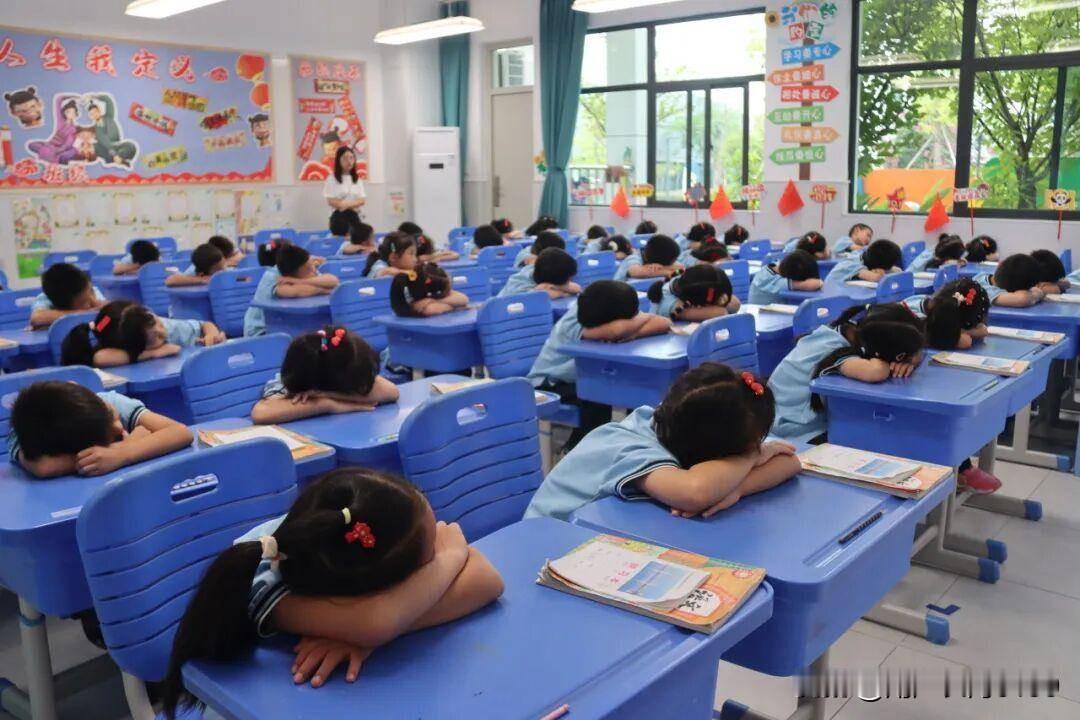 一年级新生开学时的经典搞笑场面一、老师点名时，有一个学生明明坐在教室里，可就