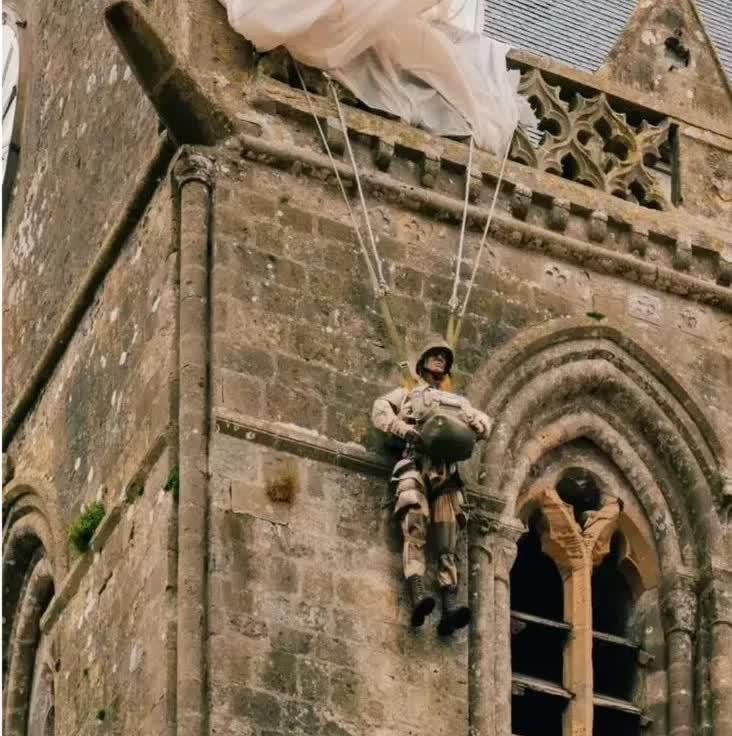 1944年，一名伞兵因失误，被挂在法国的一个教堂上，当德军发现他的时候，他装死骗