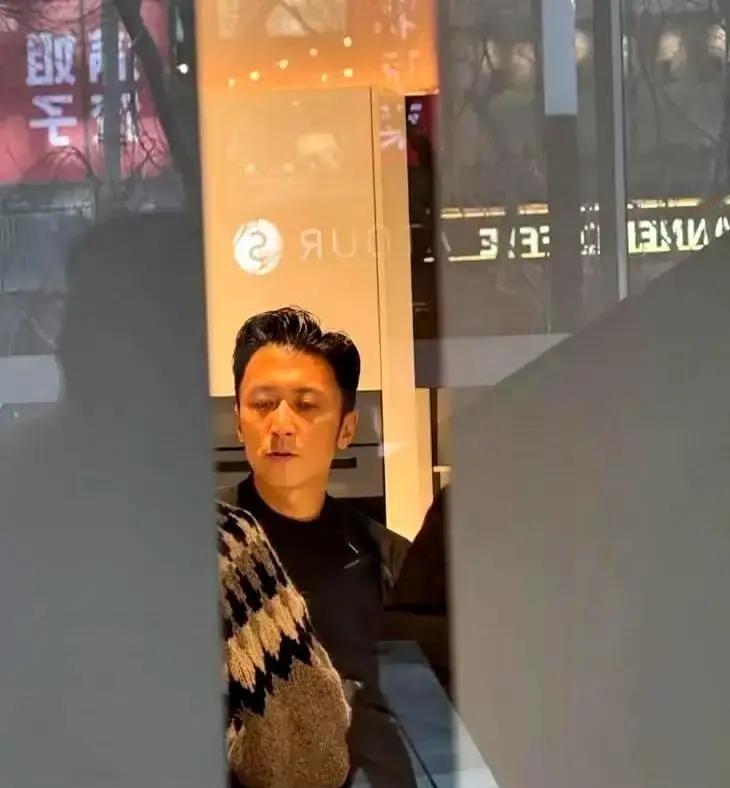 44岁的谢霆锋，把自律活成了一场苦修。三年不碰奶茶甜点，每天三升水，片场深蹲不