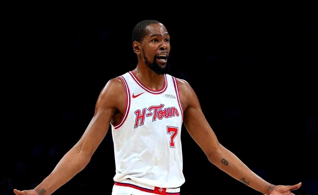 你敢信？复出第二场的塔图姆，昨天和杜兰特打得平起平坐。杜兰特打马刺12投7中