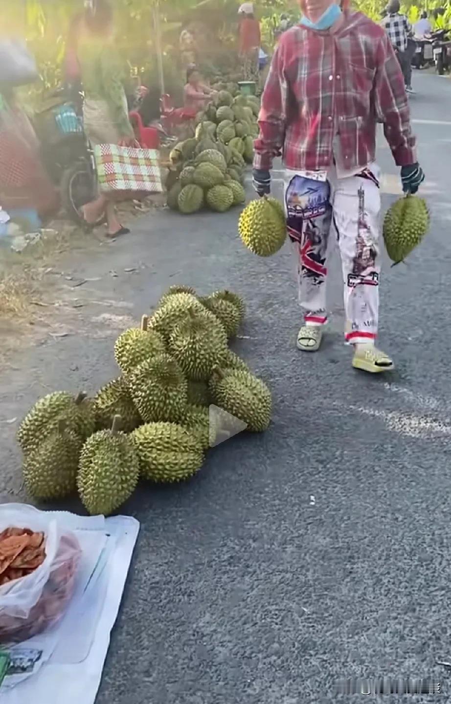 看看越南的榴莲就像河南的蒜苔一样，摆地摊，到处都是。榴莲在中国都卖到20多块钱一