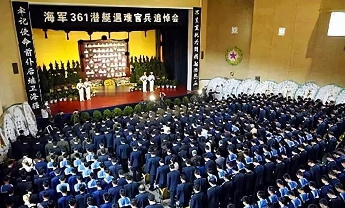 2003年，4月26日突然有渔民来报：“我们发现一艘潜艇，好像出事了！”中国海军