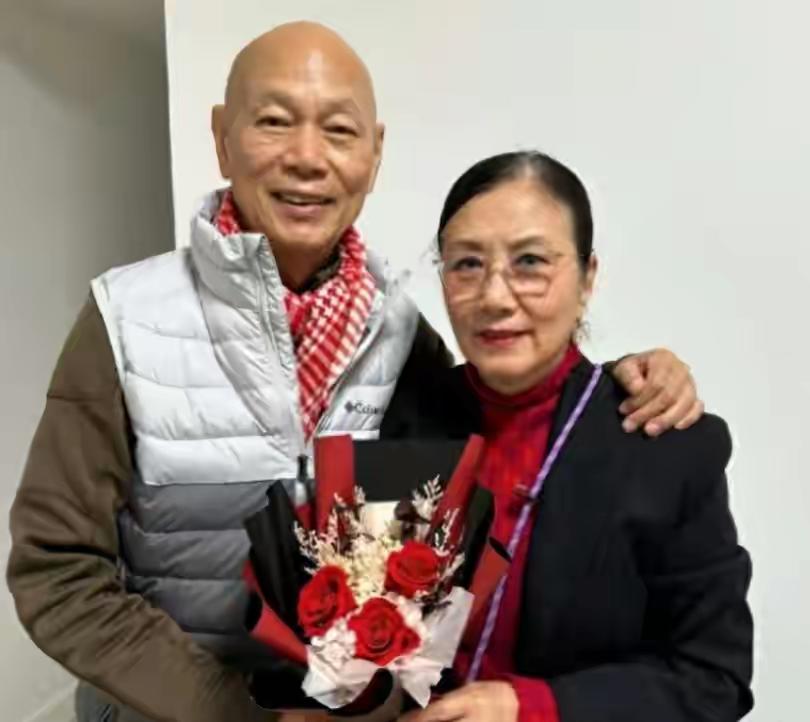 罗家英说：“我们家阿姐（指汪明荃）是太后，排名第一；排在第二的是两个工人，我不能