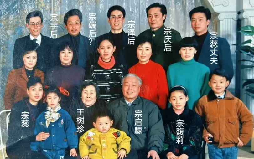 宗馥莉家族合照曝光，据称拍摄于1991年，上面一排男士把右的说是宗蕊的丈夫，齐齐