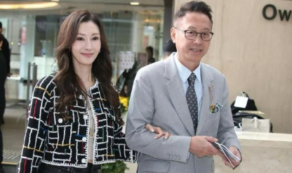 李嘉欣和许晋亨这对，真的是太般配了！近日，54岁的李嘉欣和老公十指紧扣现身香港沙