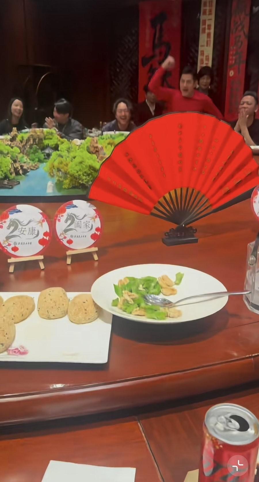 郭富城玩嗨了，春晚过后在北京宴请团队成员，酒桌上再现《动起来》!2月16日的