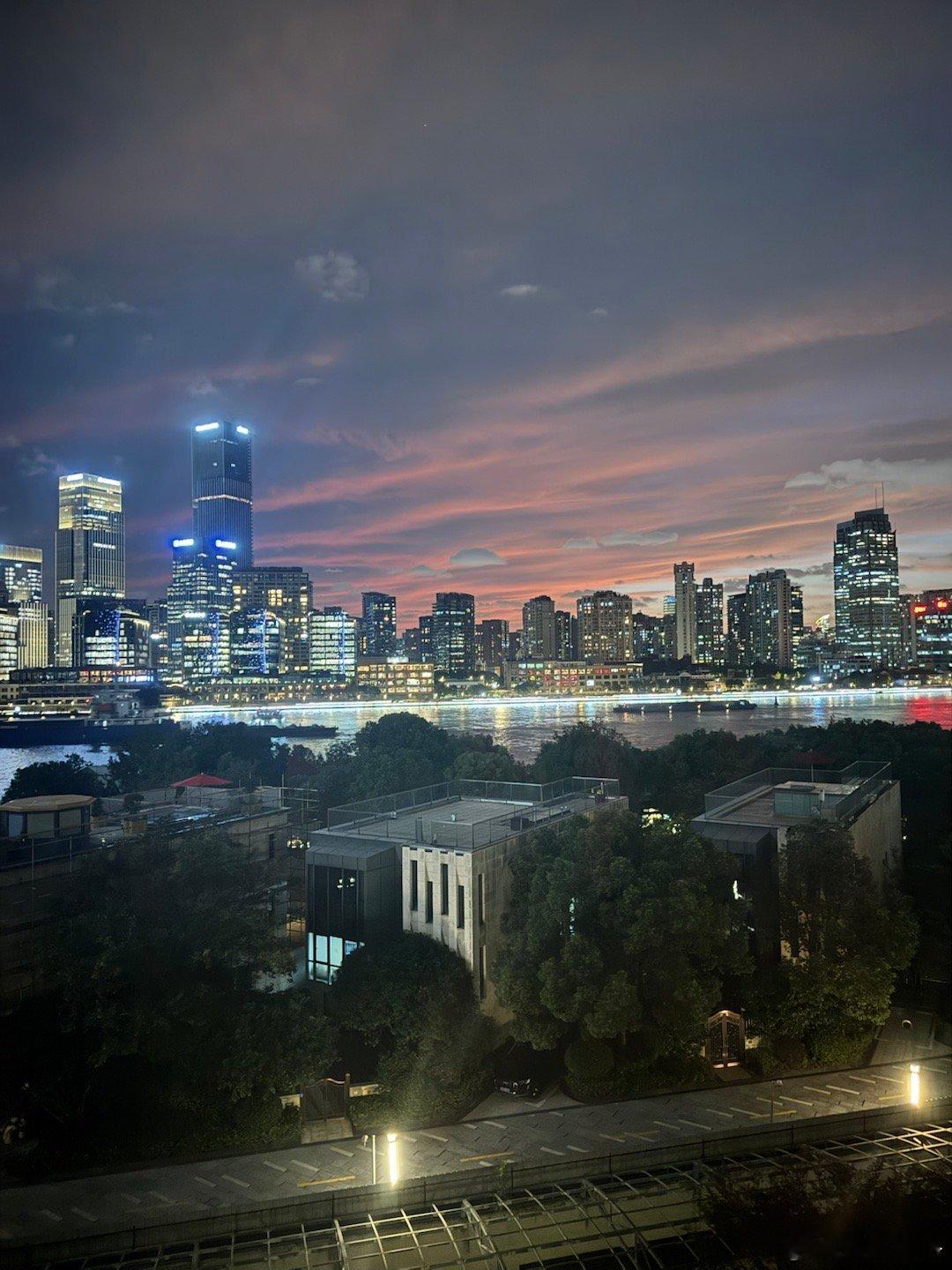 窗外的上海多美，窗内的博格流血！这个酒店的刮胡刀质量太差了