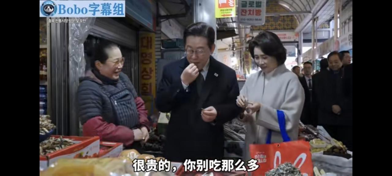 绝食总统李在明疯狂试吃，老婆提醒很贵少吃点。一棵白菜一万韩元，没说多少斤但看起