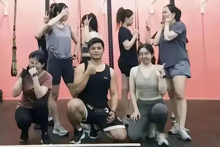 工行一个男的实名举报老婆出轨健身教练的事儿，在网上吵翻了天。这个男的叫黄某某，是