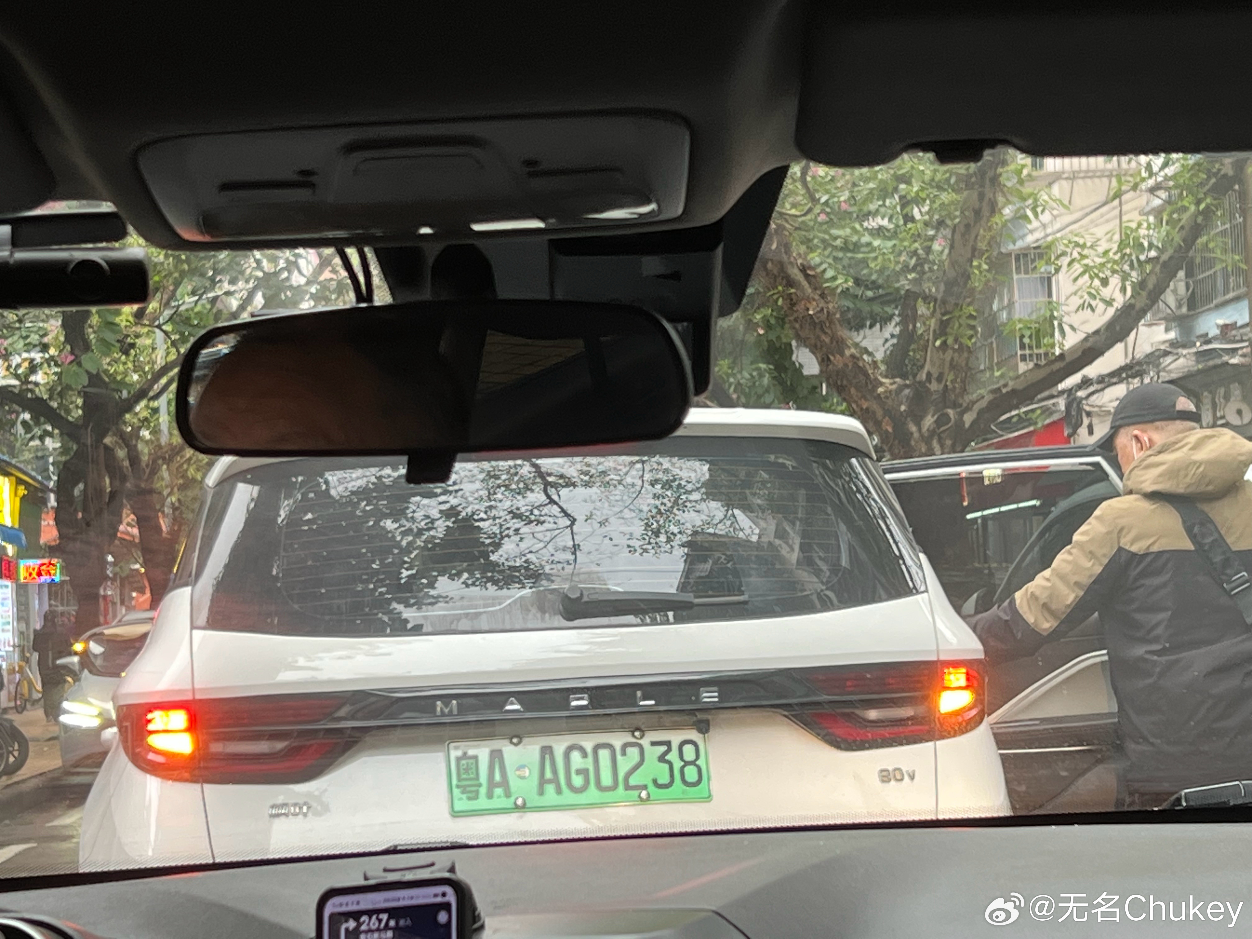 有些网约车司机真的素质太低了，极度自私，一条窄双行道，他一台车停在这里上客，又有