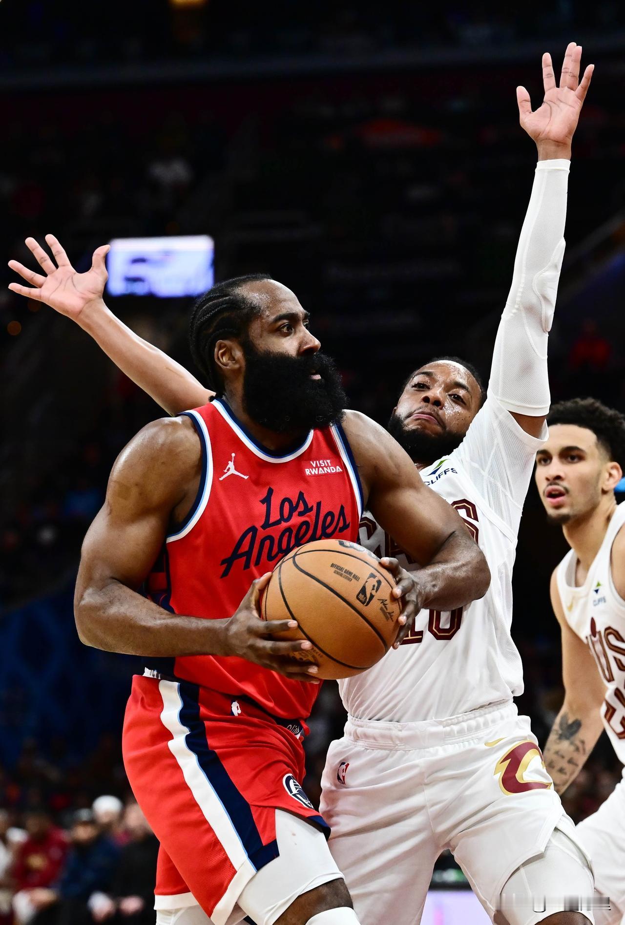 哈登突然不打球了，快船和骑士在偷偷谈换人，这事挺真。不是小道消息，是好几个靠谱