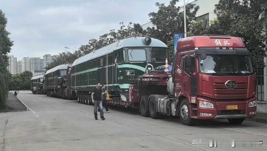 现在火车报废退以后，原来还有旅游的价值。有网友拍摄到，直接丢就好了。一些老式的内
