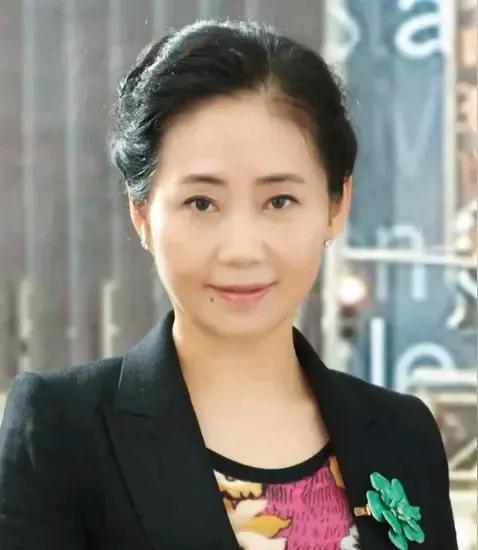 “车灯女王”这回真把人得罪光了。周晓萍，常州女首富，305亿身家，30年把校
