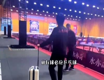 凌晨五点，空荡球馆里只有王楚钦和祖师爷的鞋底摩擦声，这画面比热搜更扎心。