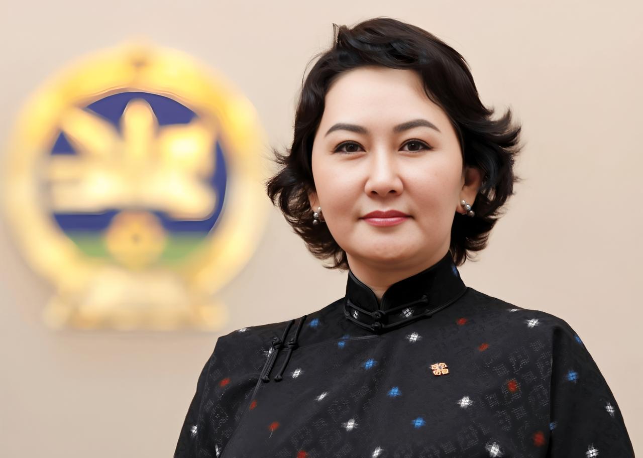 谁能想到，前脚蒙古国外长坐着专机，借道中国领空，一溜烟跑去了日本，还要送日本稀土