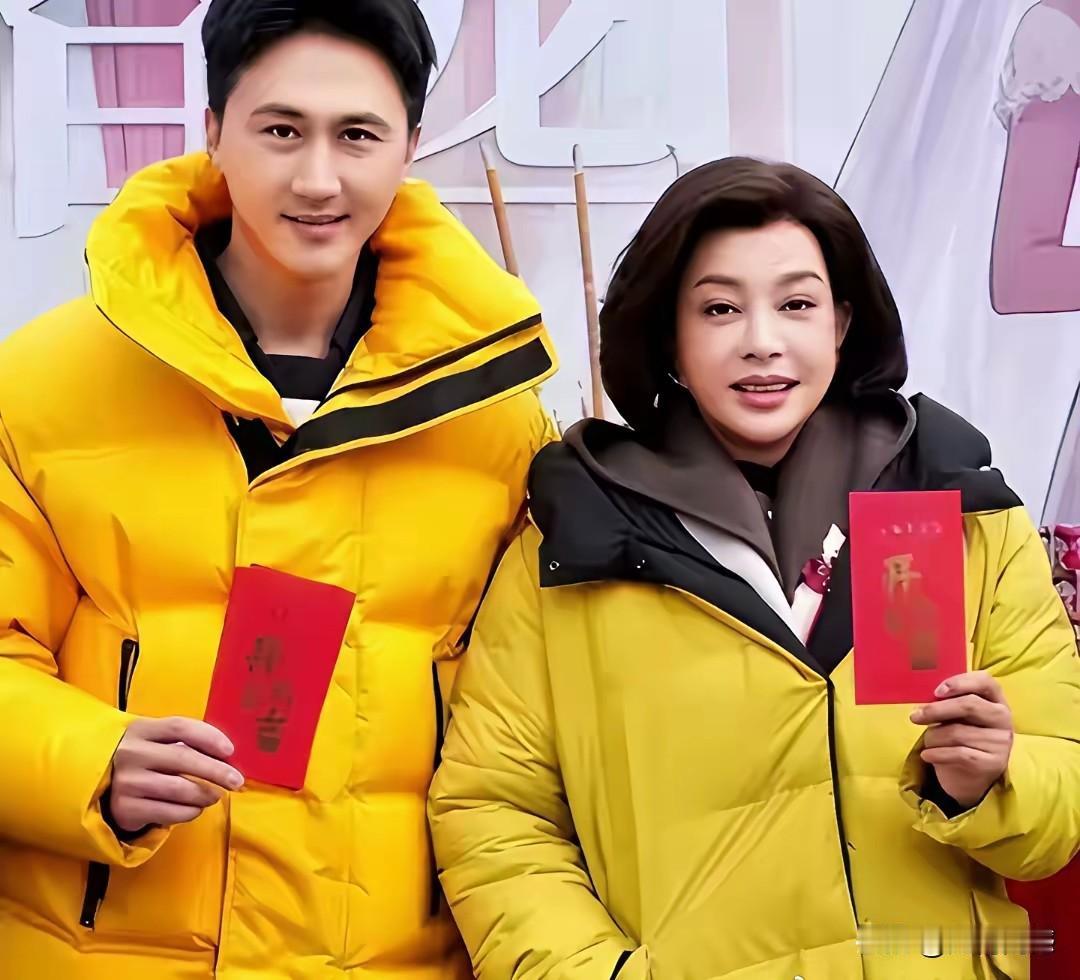 刘晓庆穿上这身衣服，显的特别的醒目，特别的时尚，特别的漂亮，整个人仿佛一下子就年