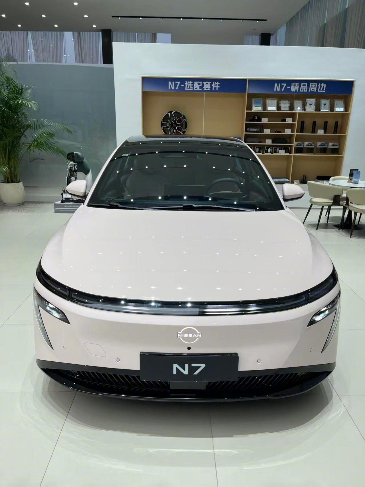 后排地板是纯平的，中间坐人腿脚能放得舒舒服服。