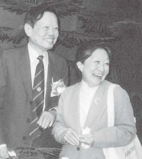 1971年，诺贝尔奖得主杨振宁坐在普林斯顿的书房里发愁。美国刚解除了去中国的旅行