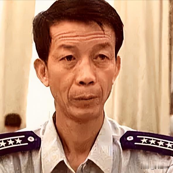 1996年，我国试飞员邹延龄出国试飞飞机，酒会上，一位外籍美女在他耳边轻声说了一