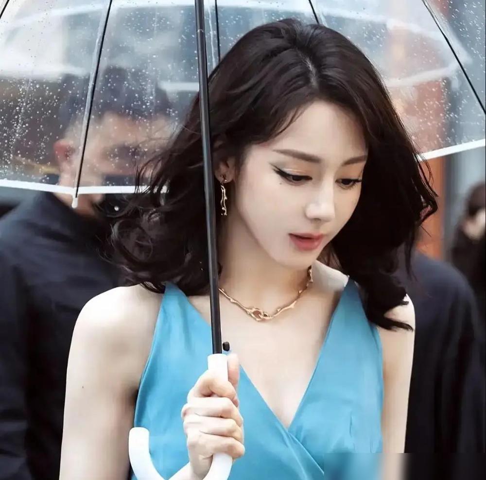 别再信镜头了，那玩意儿会骗人。迪丽热巴南京那场大雨，把所有滤镜冲得干干净净，我才